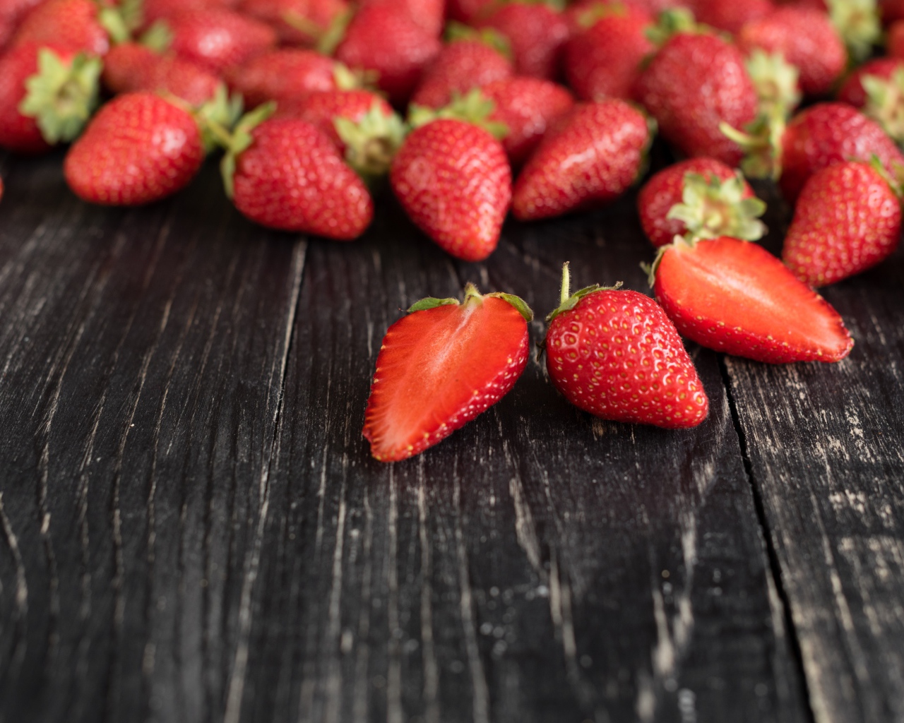 Крупная спелая красная клубника на деревянном столе