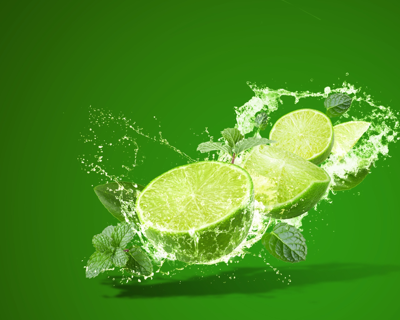 Лайм с мятой в брызгах воды на зеленом фоне