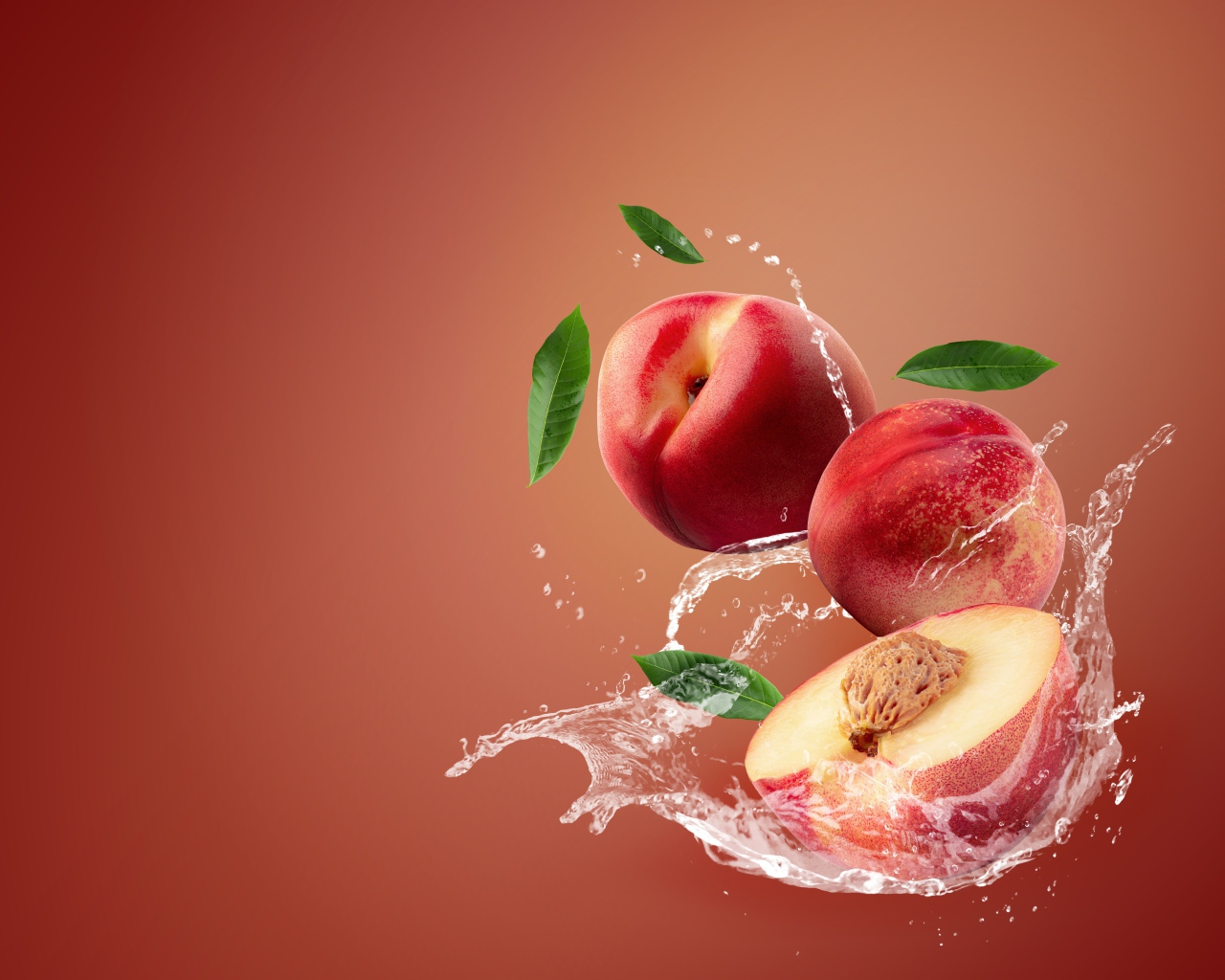 Нектарин в воде на розовом фоне