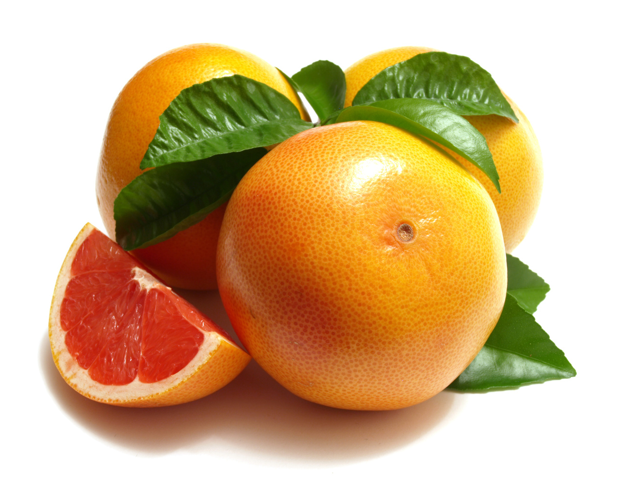 Оранжевые грейпфруты на белом фоне