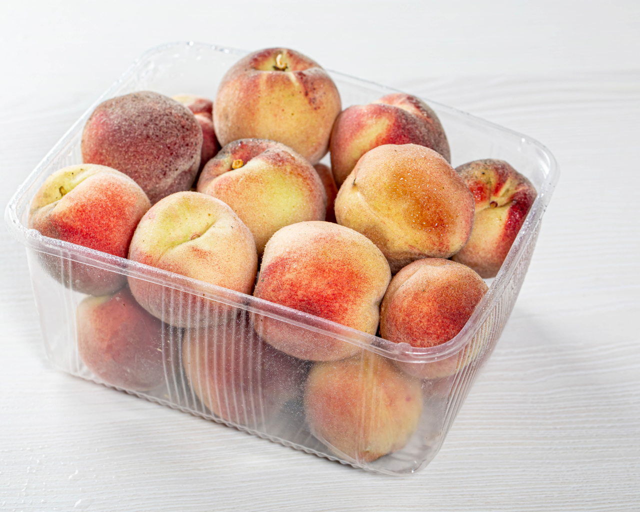 Персики с пластиковом контейнере 