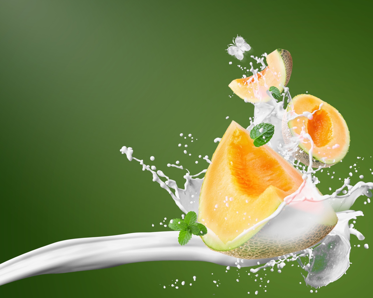 Куски дыни с молоком на зеленом фоне