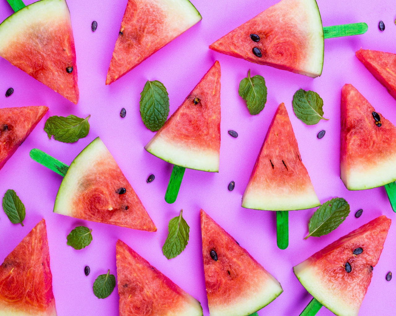 Куски сладкого арбуза на сиреневом фоне