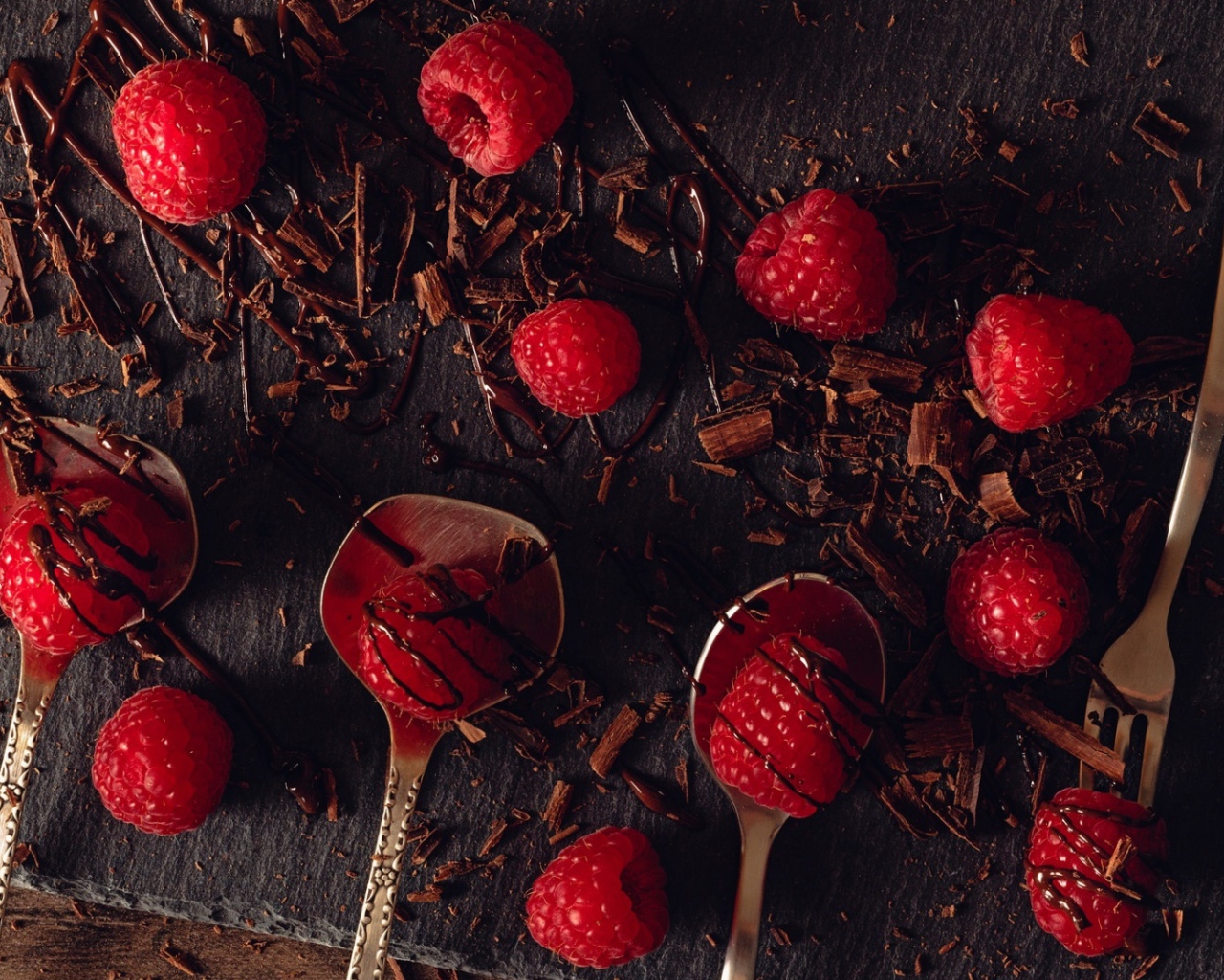 Малина на столе с шоколадной стружкой 
