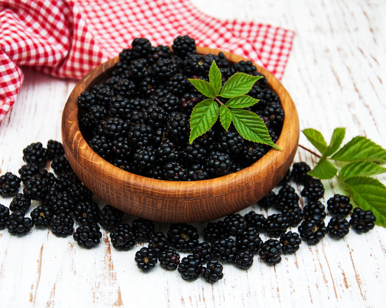 Спелая черника в деревянной миске на столе