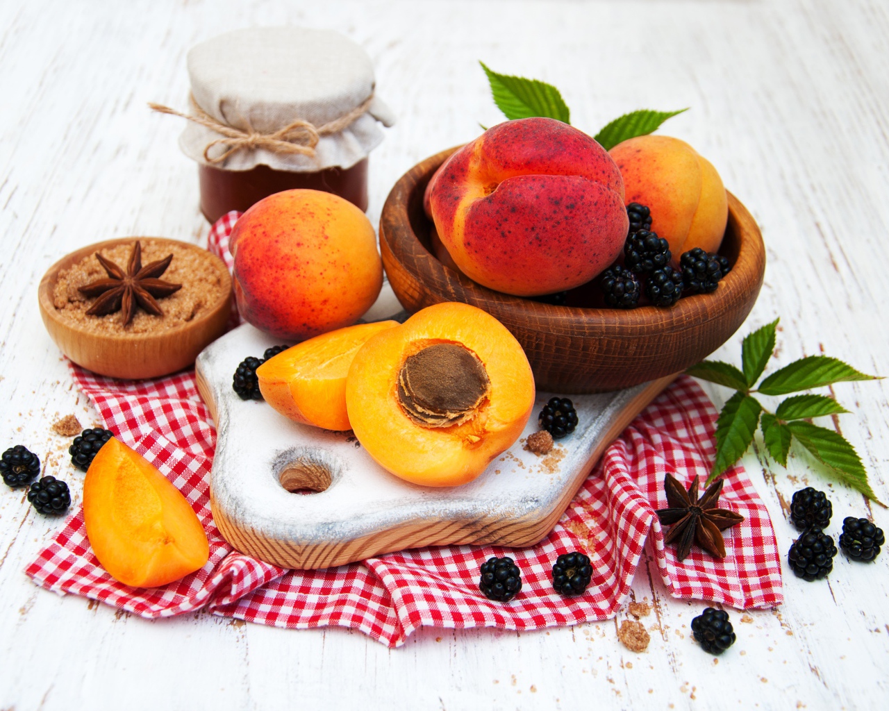 Спелые сочные абрикосы на столе с ягодами черники