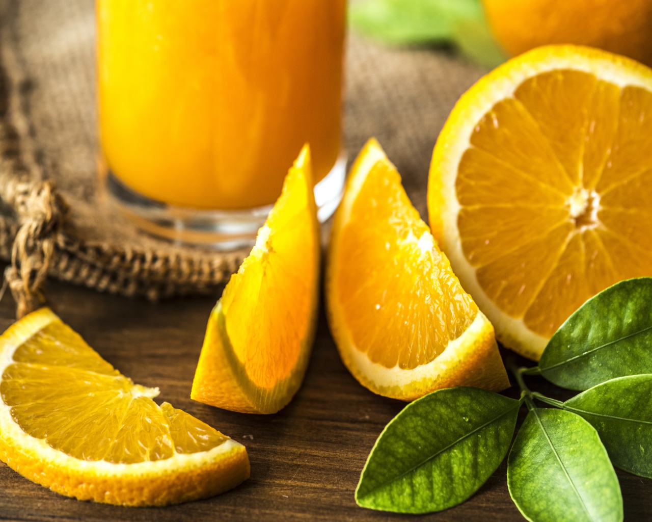 Спелые сочные куски апельсина на столе