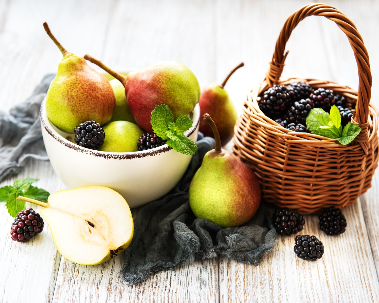 Спелые груши и ягоды ежевики на столе