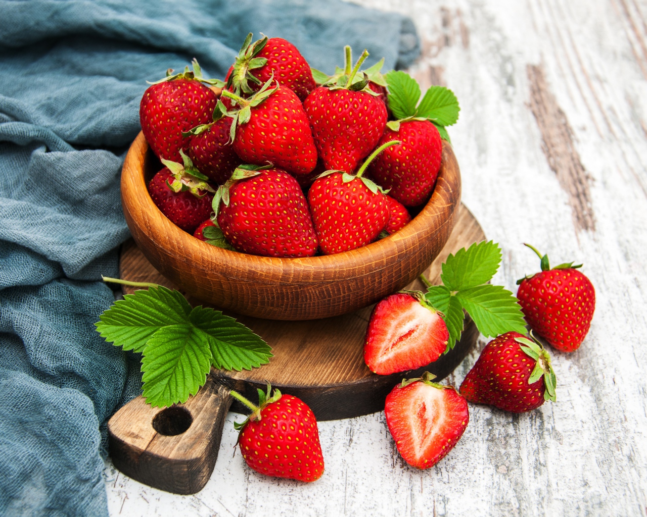 Спелая клубника на столе в деревянной миске