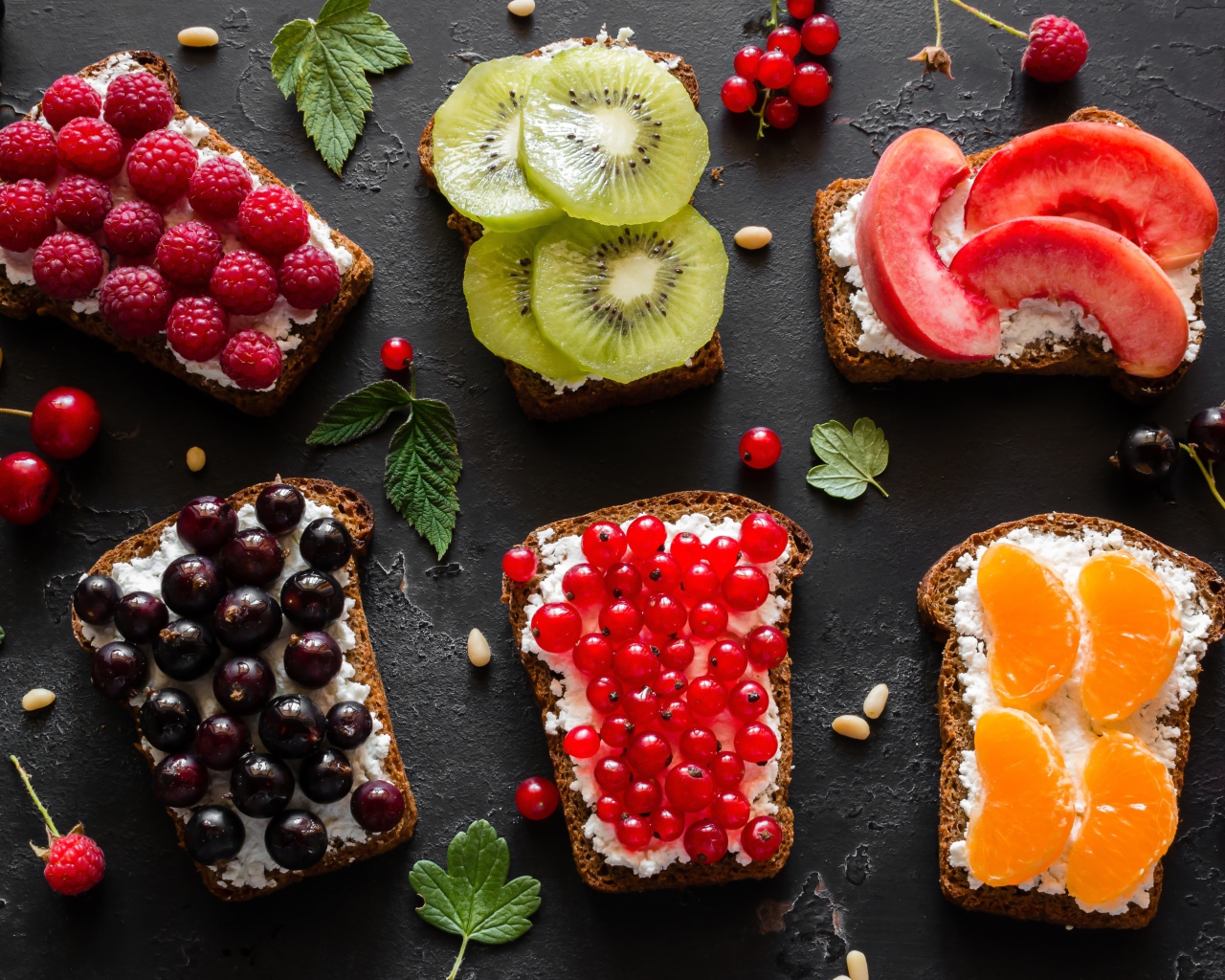 Бутерброды с творогом, ягодами и фруктами