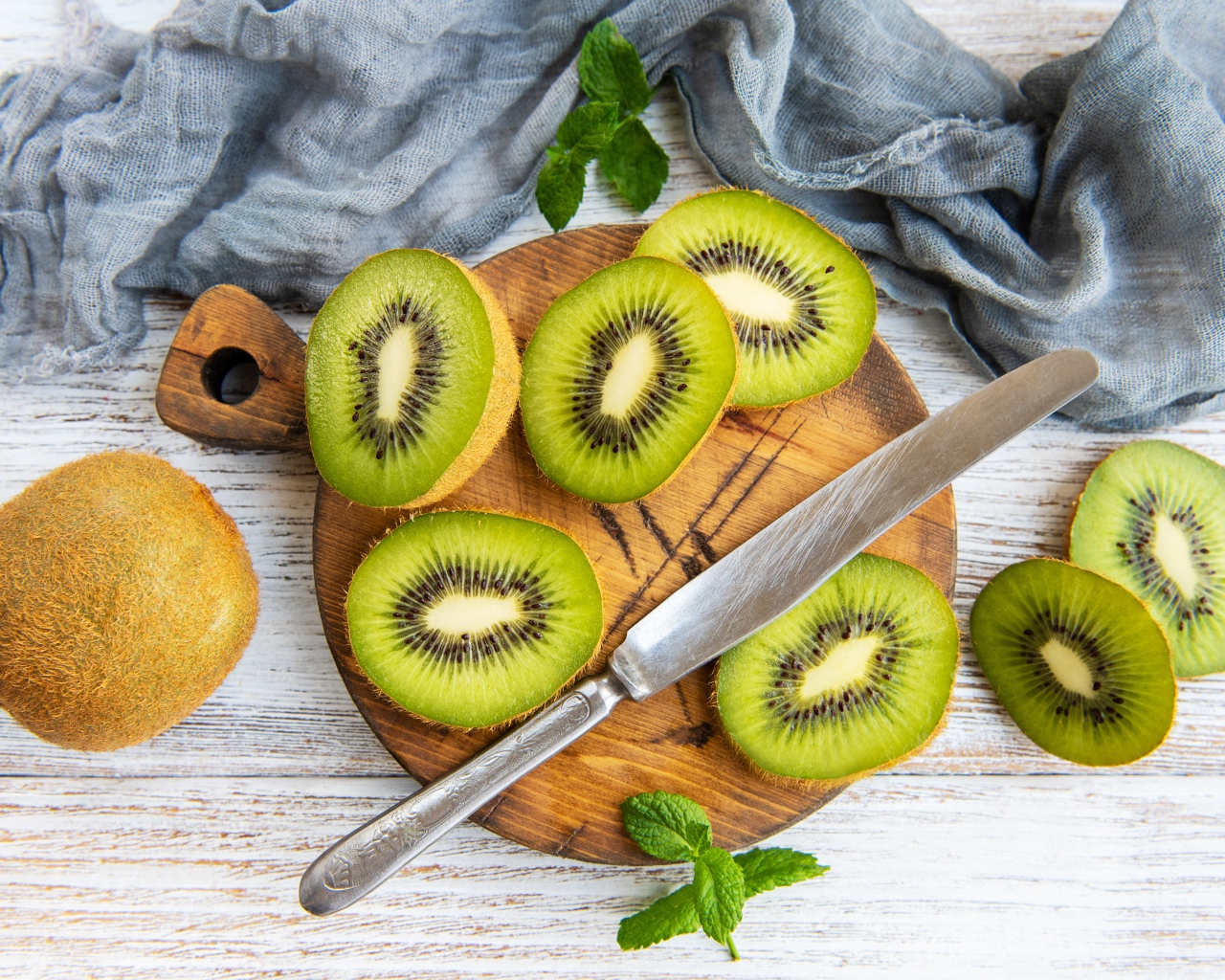 Нарезанное киви на разделочной доске