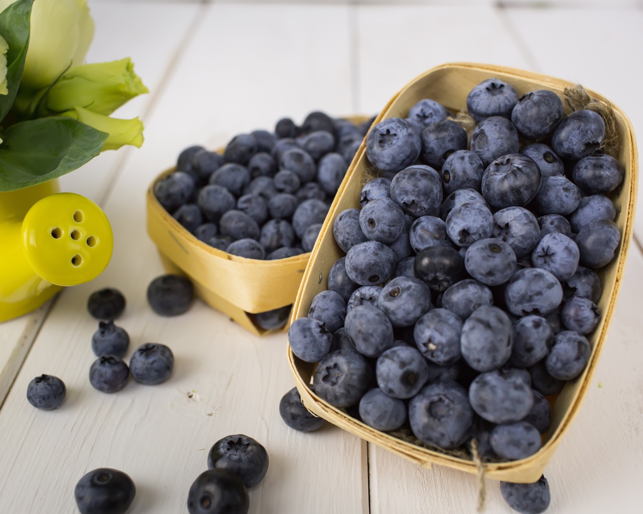 Вкусная сладкая черника на столе с розами