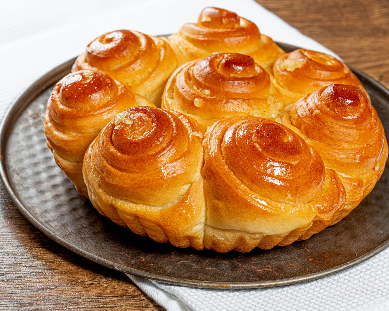 Аппетитные свежие булочки на столе