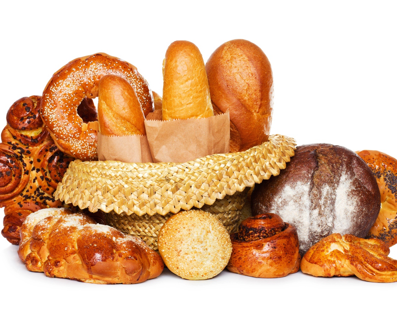 Свежие хлебобулочные изделия на столе на белом фоне 