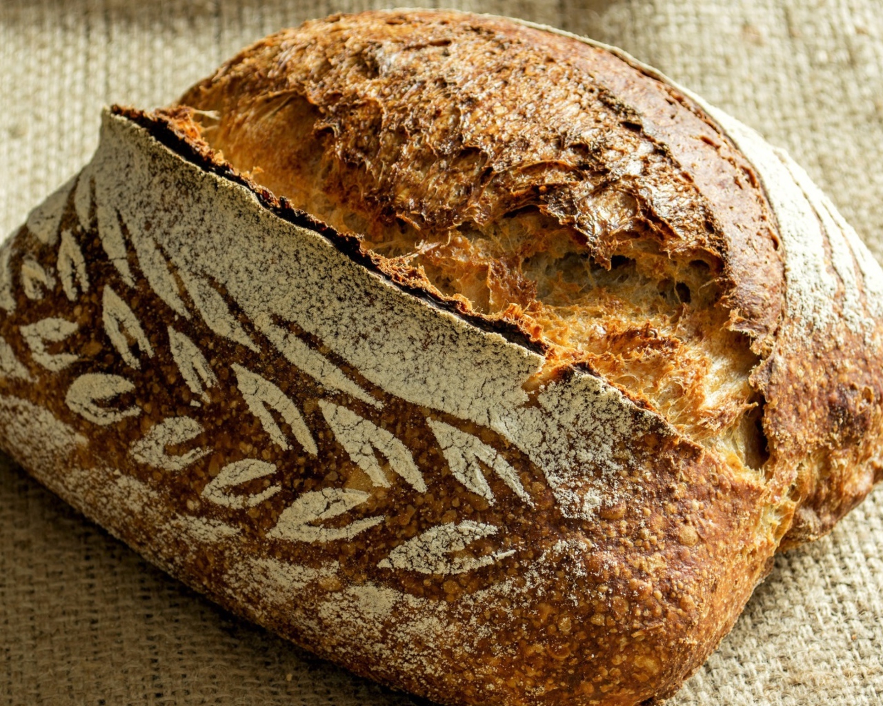 Свежий красивый хлеб с рисунком