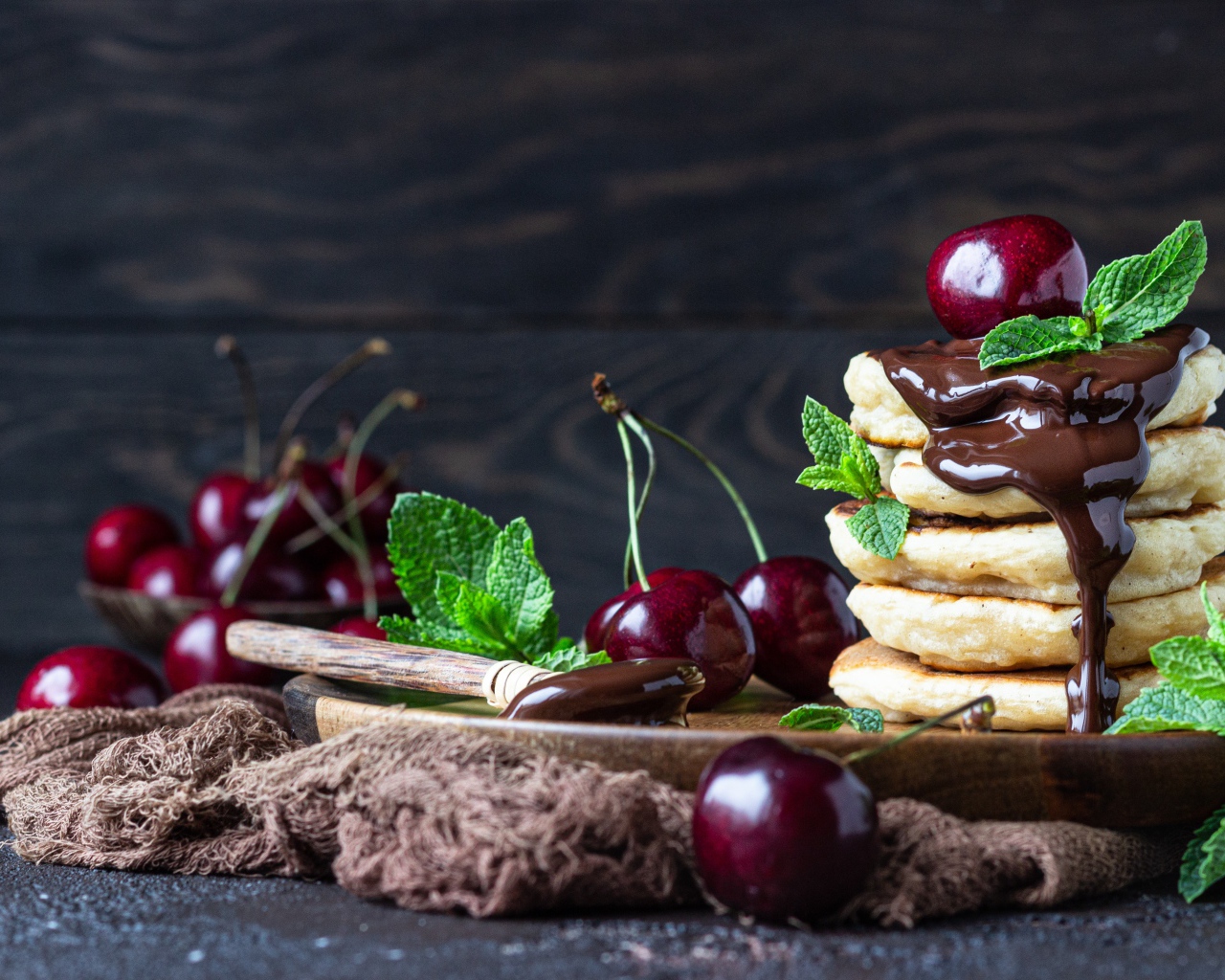 Оладьи с шоколадом и ягодами черешни 