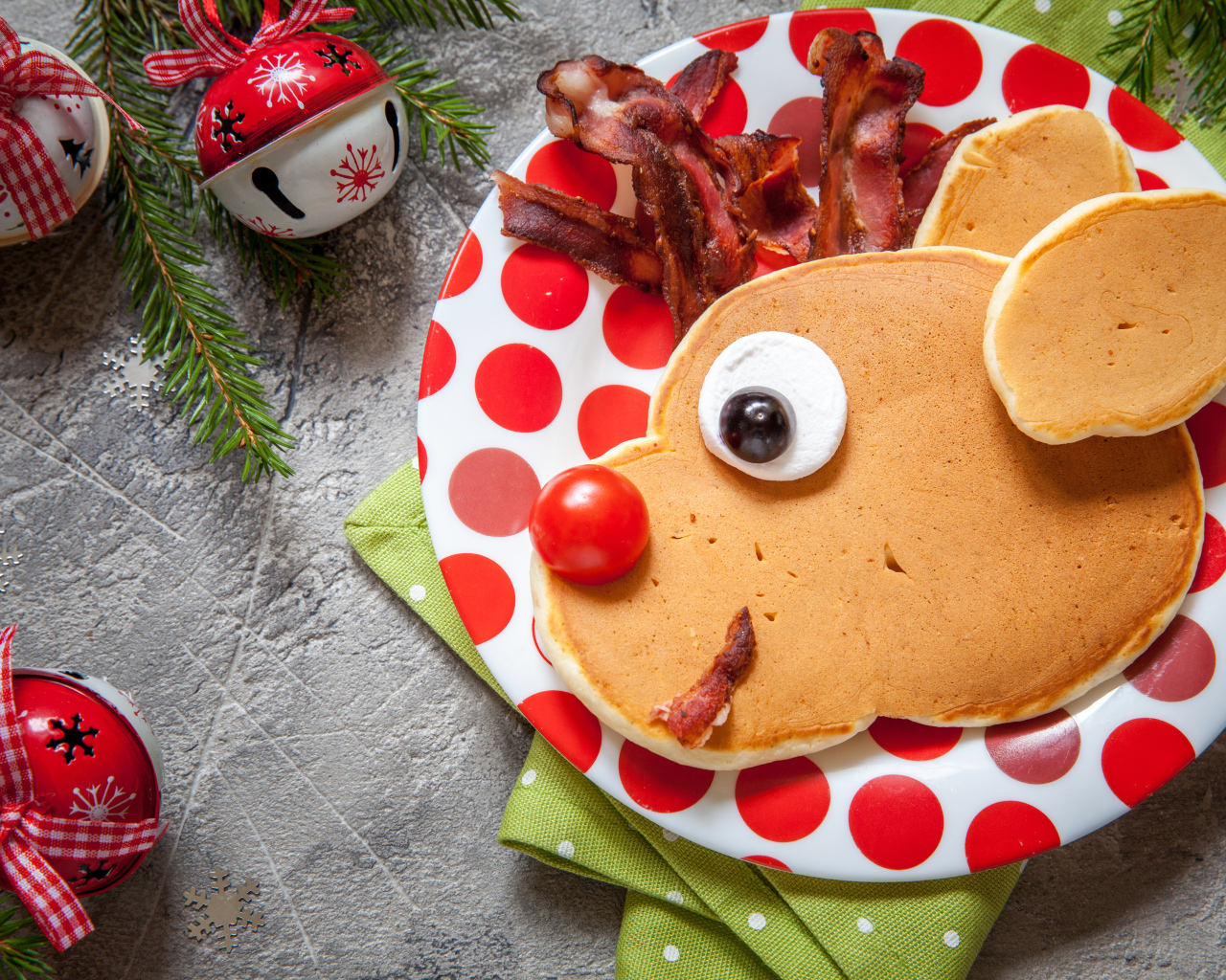 Оладьи на тарелке с беконом на новый год 