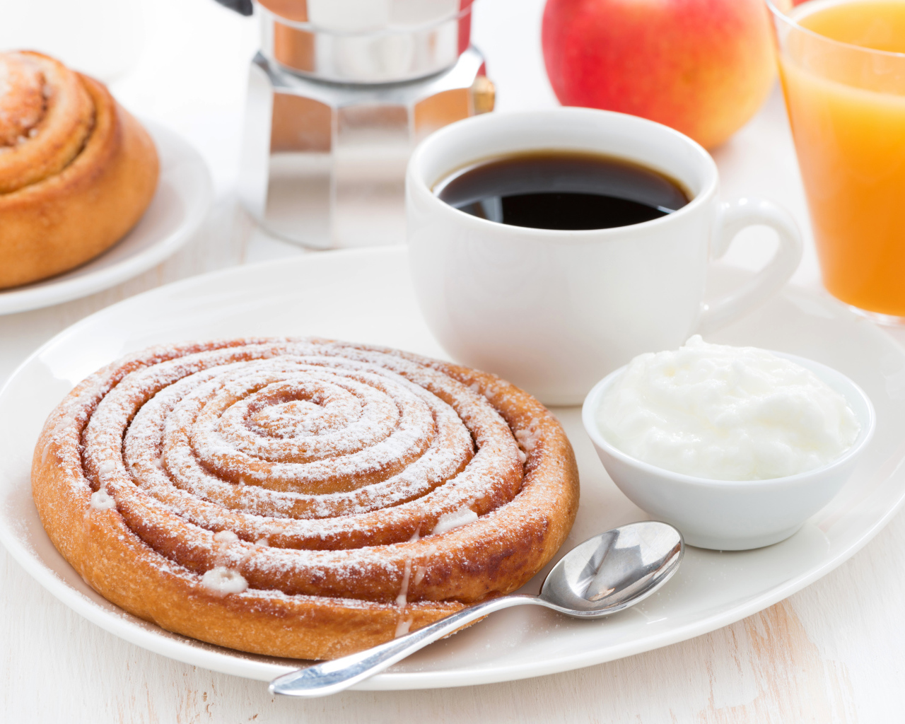 Чашка кофе на тарелке с выпечкой и сливками