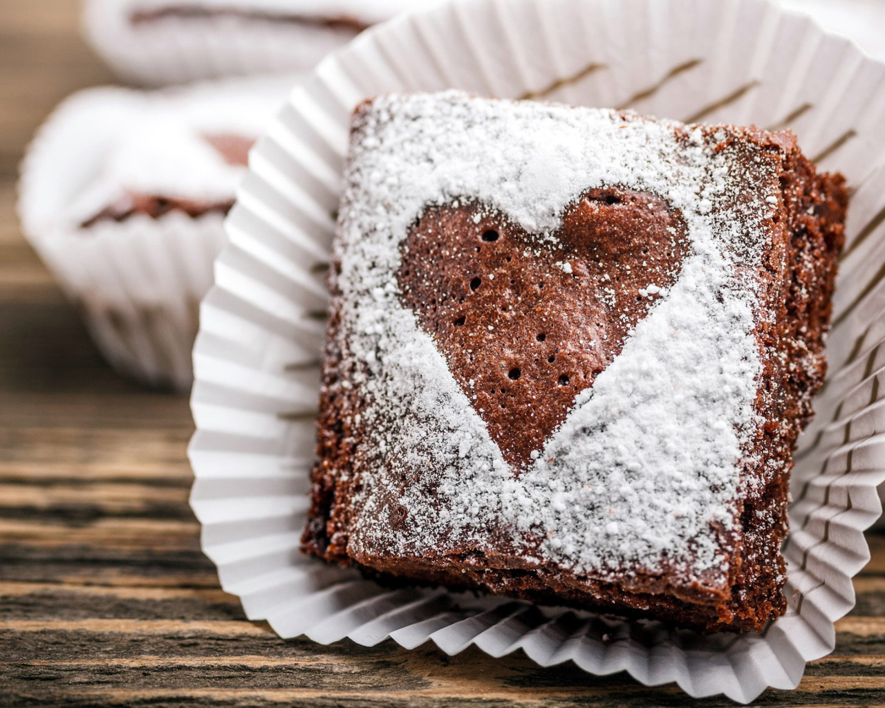 Кусок десерта брауни с сердцем из сахарной пудры