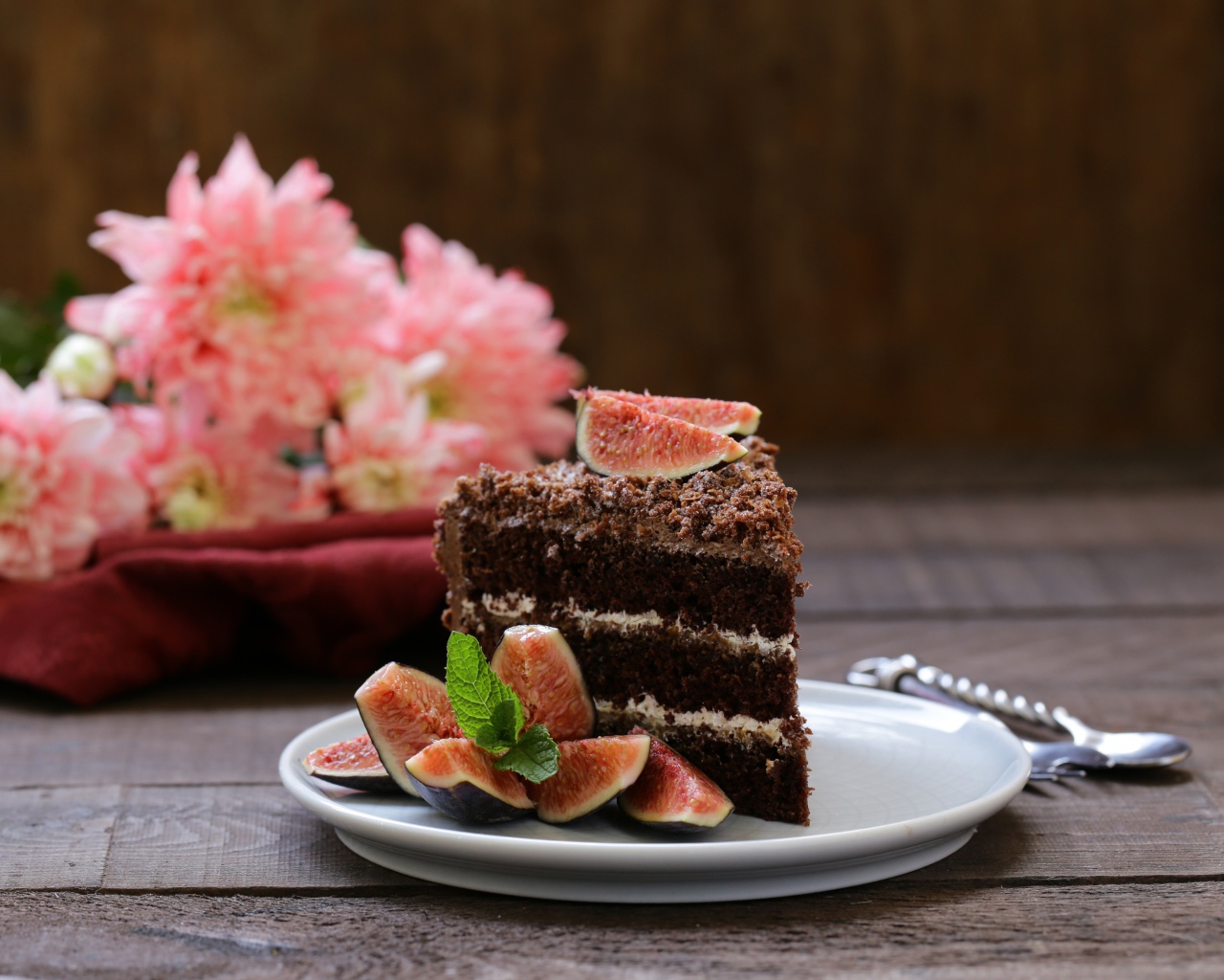 Кусок шоколадного торта с кусочками инжира 