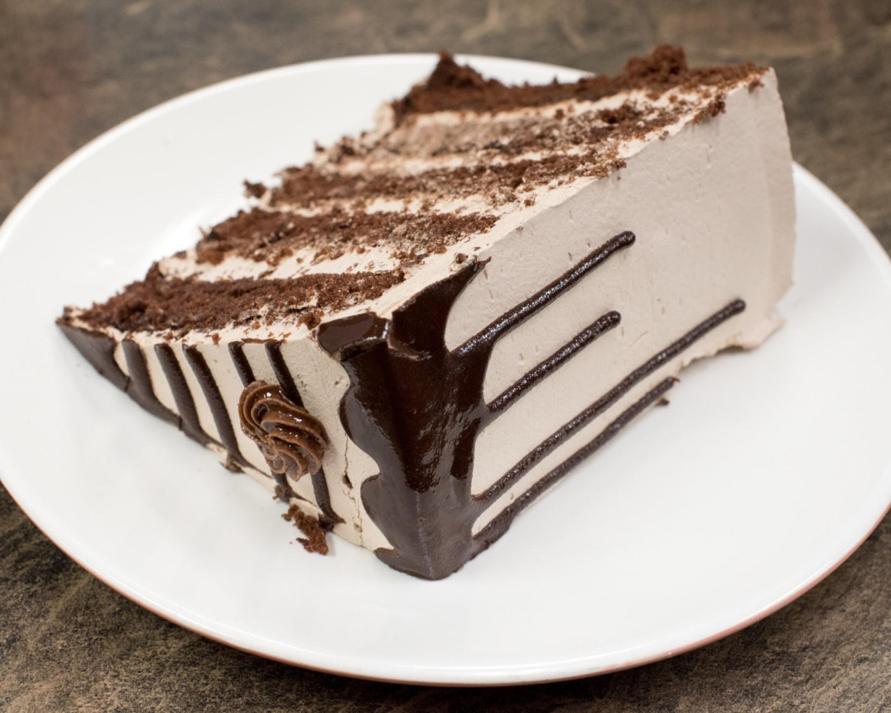 Кусок торта с кремом на белой тарелке