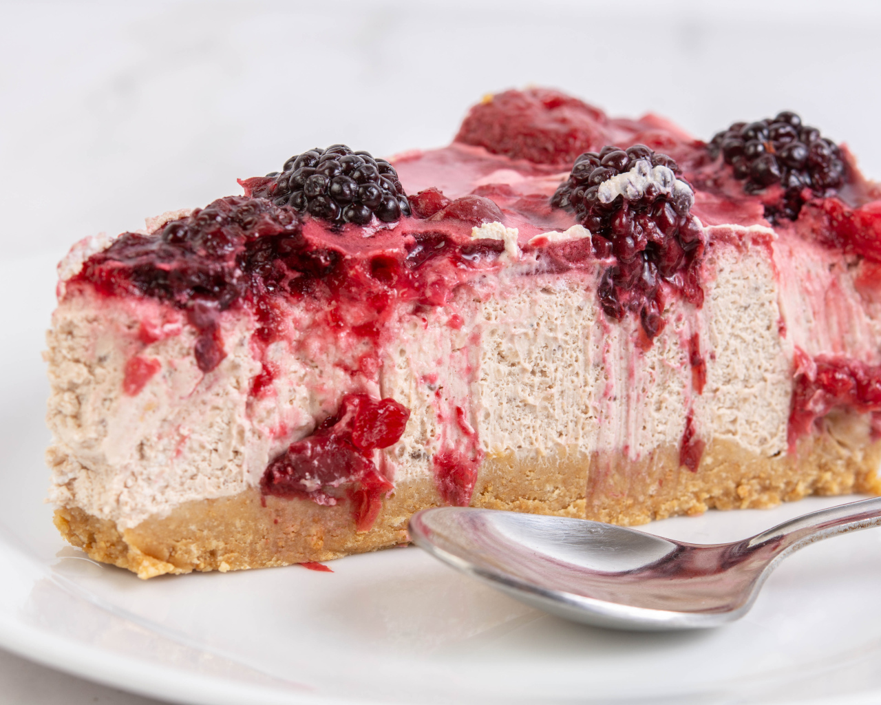 Кусок вкусного чизкейка с ягодами черники 