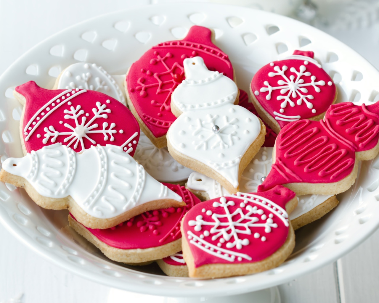 Аппетитное новогоднее печенье на тарелке