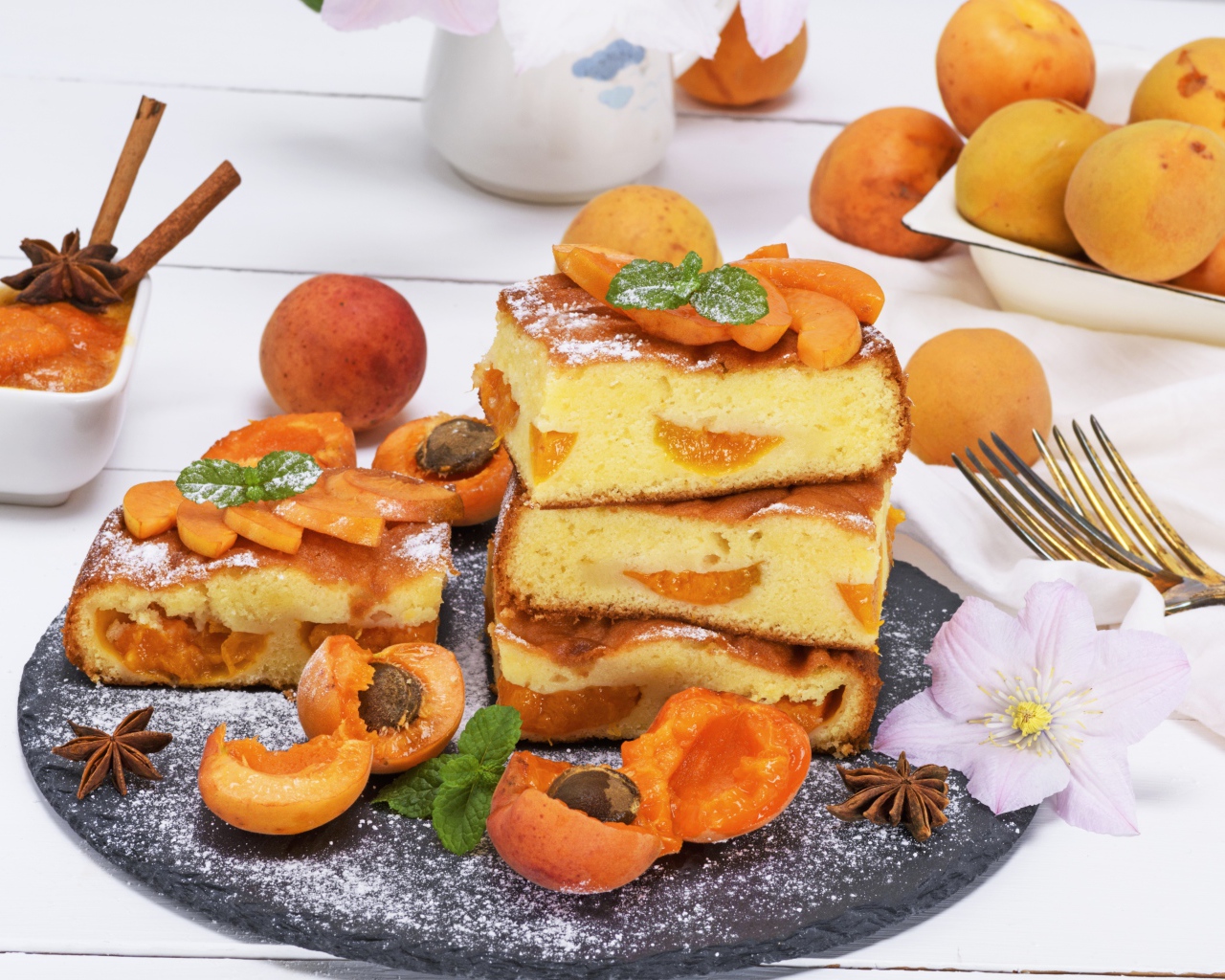 Аппетитный пирог с абрикосами на столе