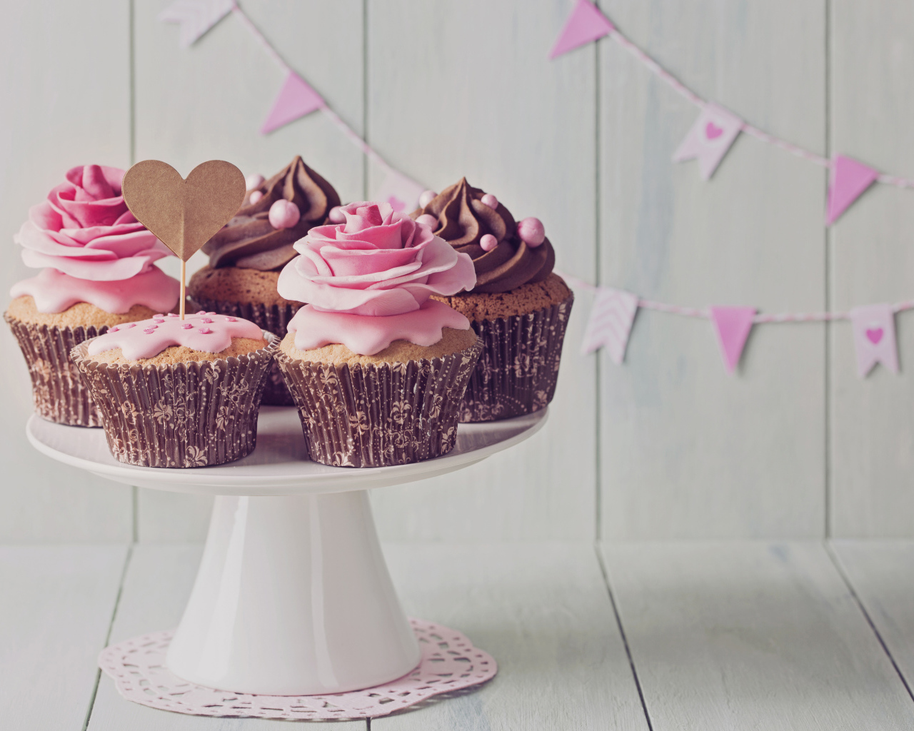 Аппетитные красивые праздничные кексы с кремом