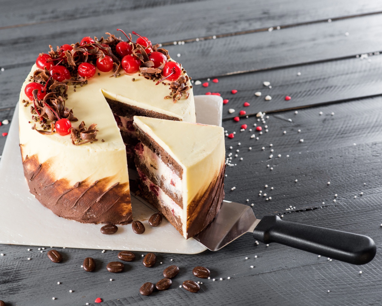 Аппетитный праздничный торт с шоколадом и ягодами вишни 