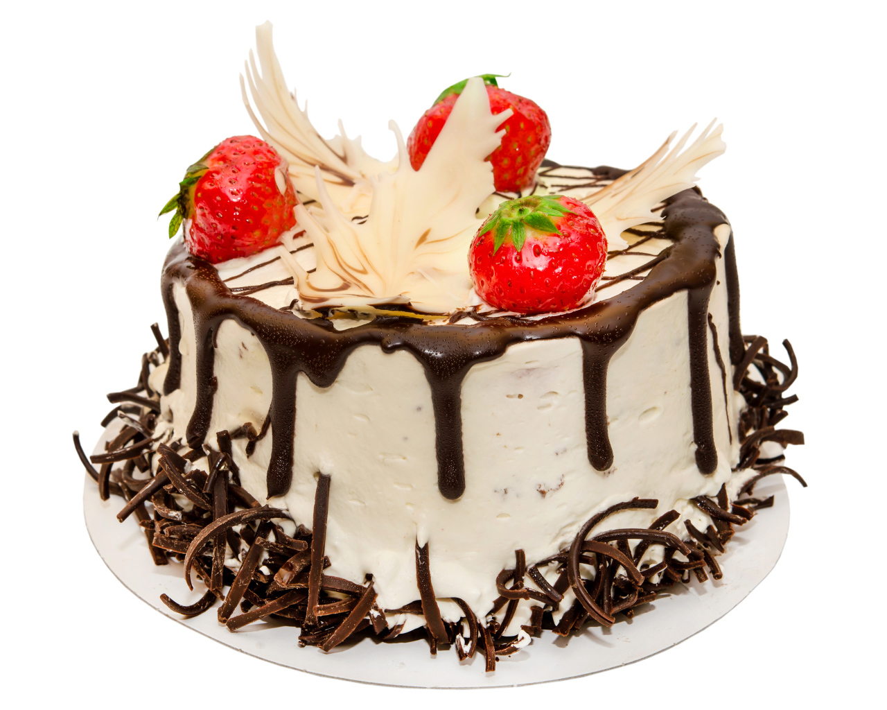 Аппетитный торт украшен шоколадом и клубникой на белом фоне