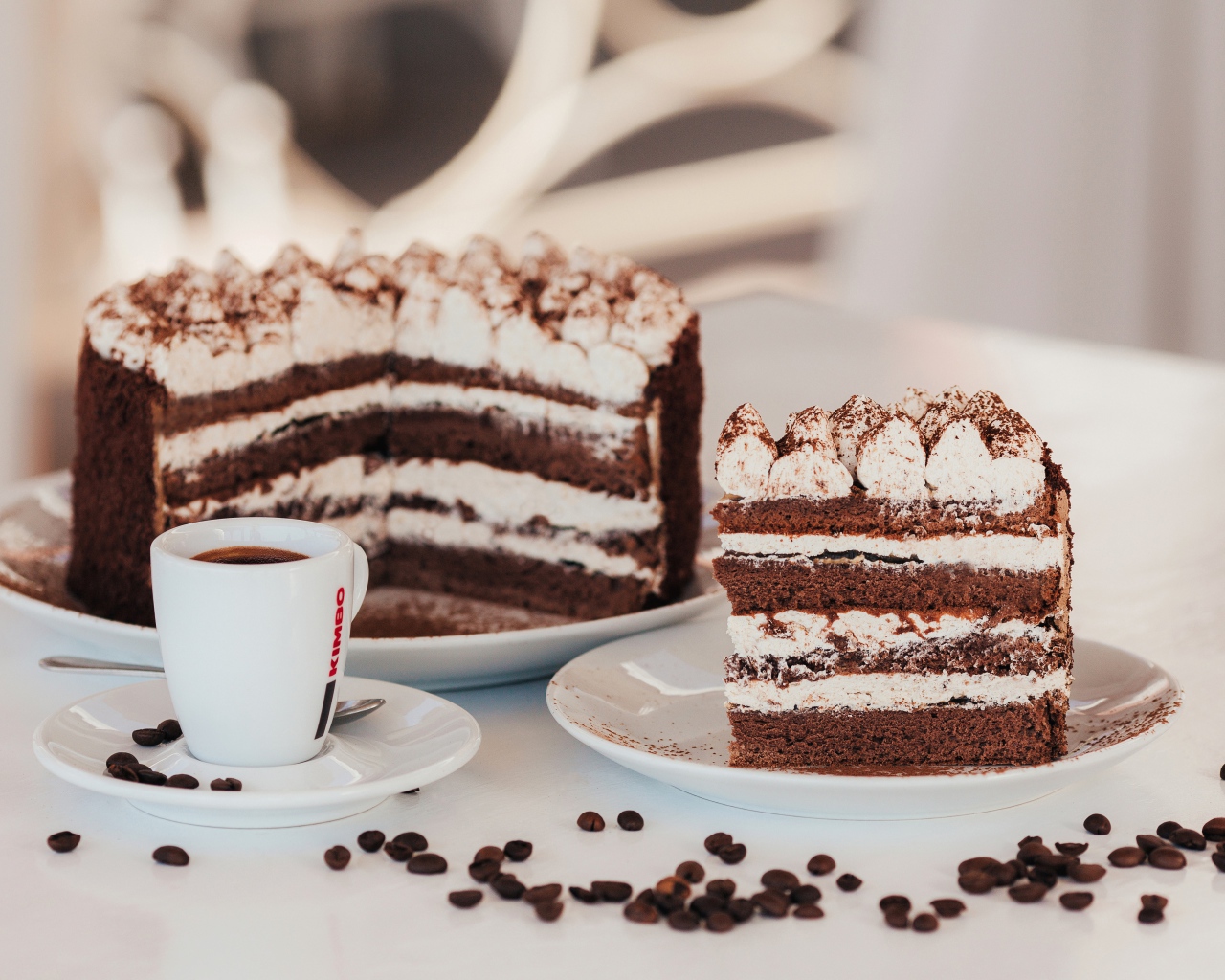 Аппетитный торт с чашкой кофе на столе