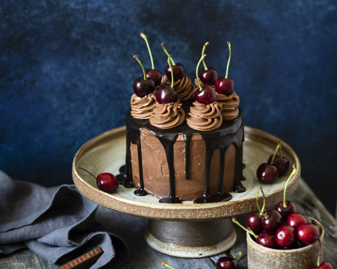 Аппетитный торт с кремом, шоколадом и черешней