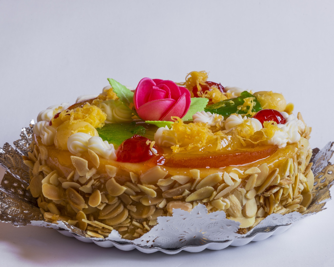 Аппетитный торт с орехами на сером фоне