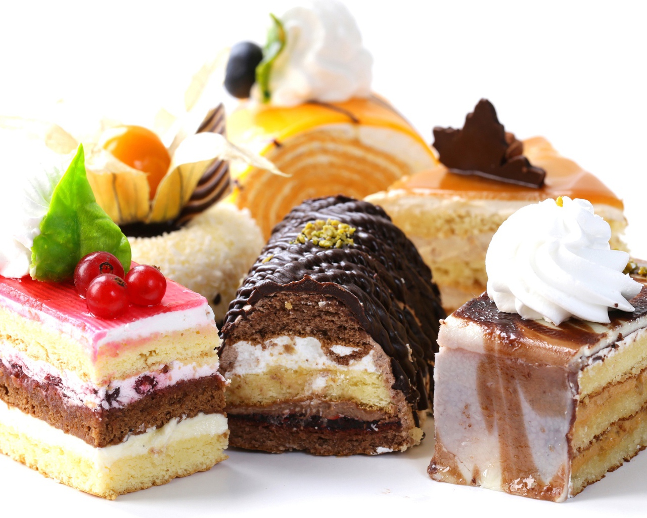 Аппетитные пирожные на белом фоне