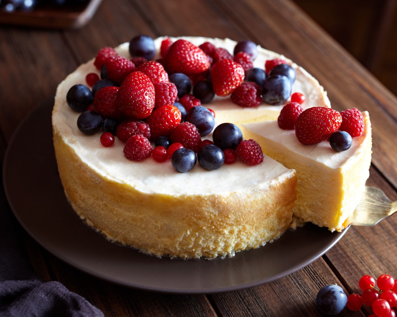 Аппетитный чизкейк с ягодами красной смородины, малины, клубники и черники