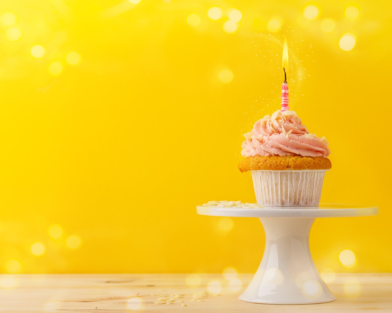 Аппетитный кекс с кремом и одной свечкой, шаблон для открытки на день рождения