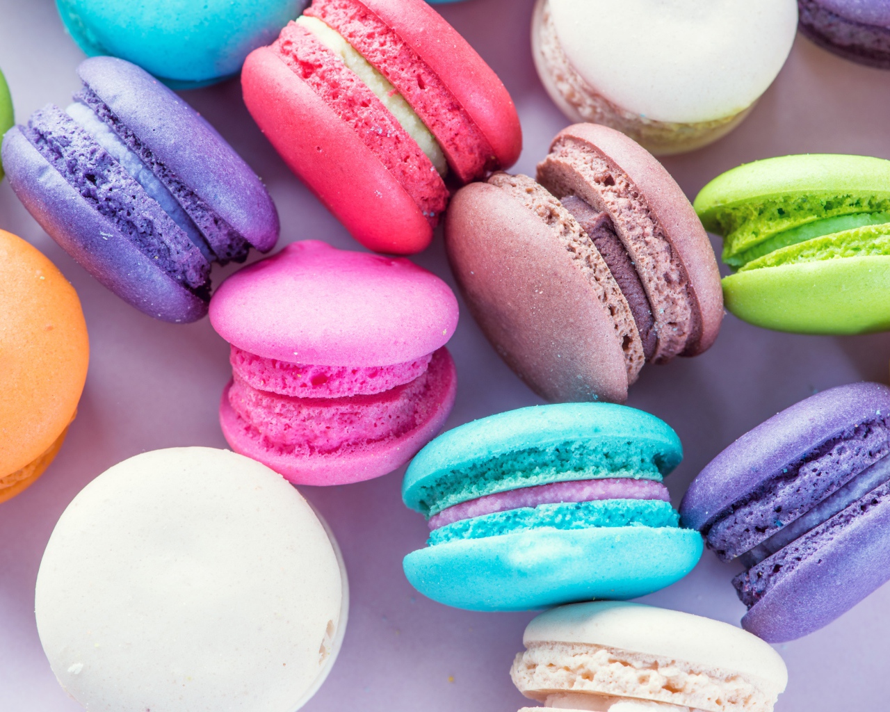 Аппетитные вкусные разноцветный десерт макарун