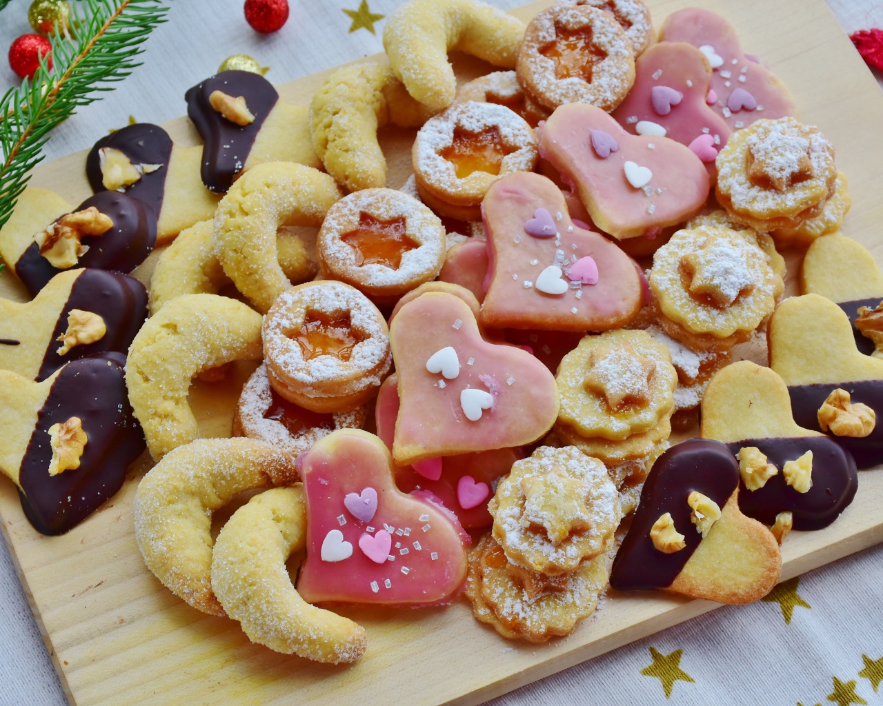 Аппетитное разное сахарное печенье на столе