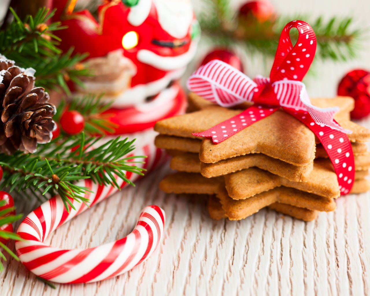 Аппетитное печенье звездочки на столе с украшениями на Рождество