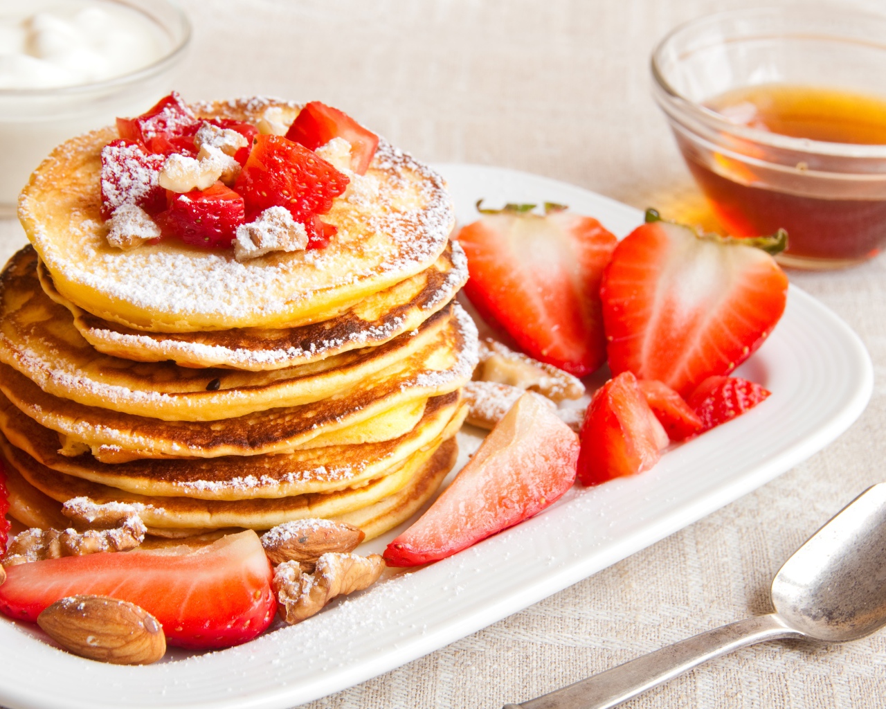 Аппетитные сладкие оладьи с сахарной пудрой и клубникой