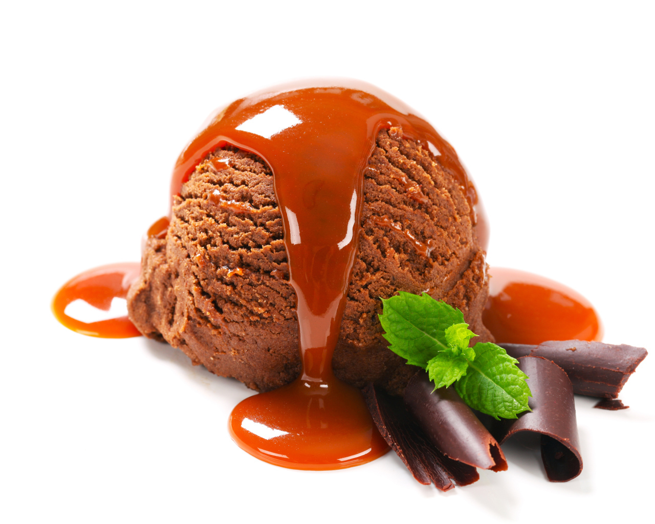 Шарик шоколадного мороженого с карамелью на белом фоне