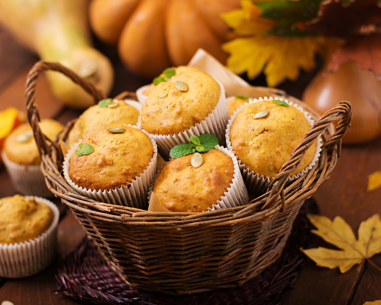 Корзина с кексами на столе осенью 