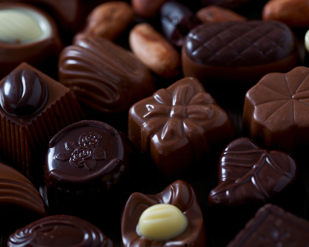 Красивые шоколадные конфеты ассорти крупным планом