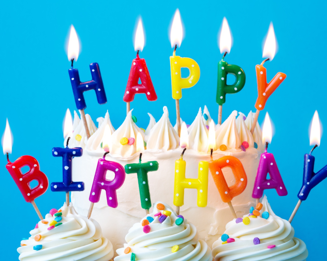 Красивый торт со свечами на день рождения на голубом фоне