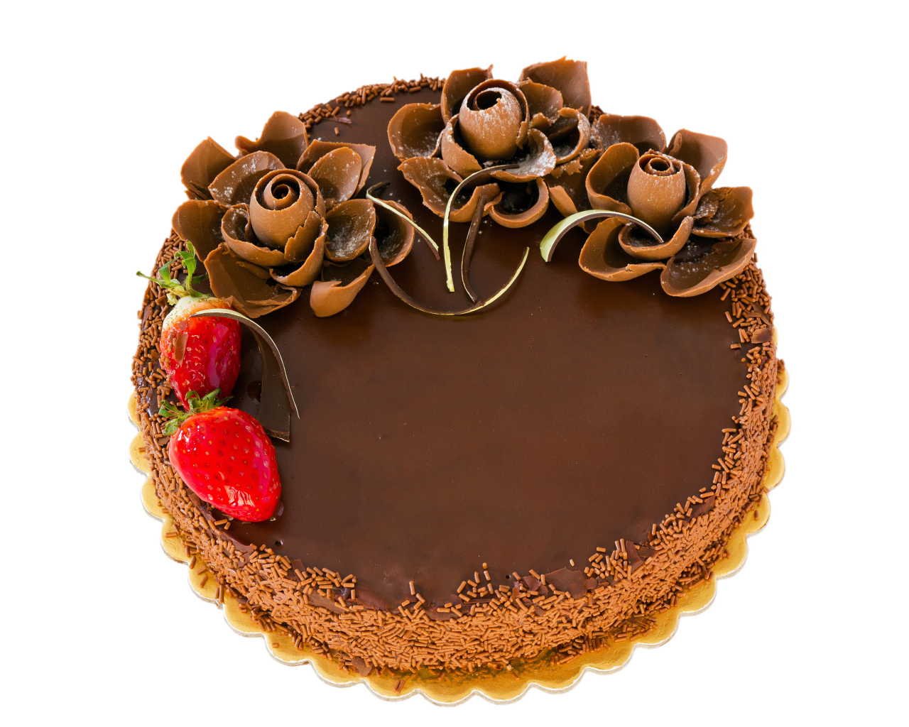 Красивый торт с шоколадными цветами на белом фоне