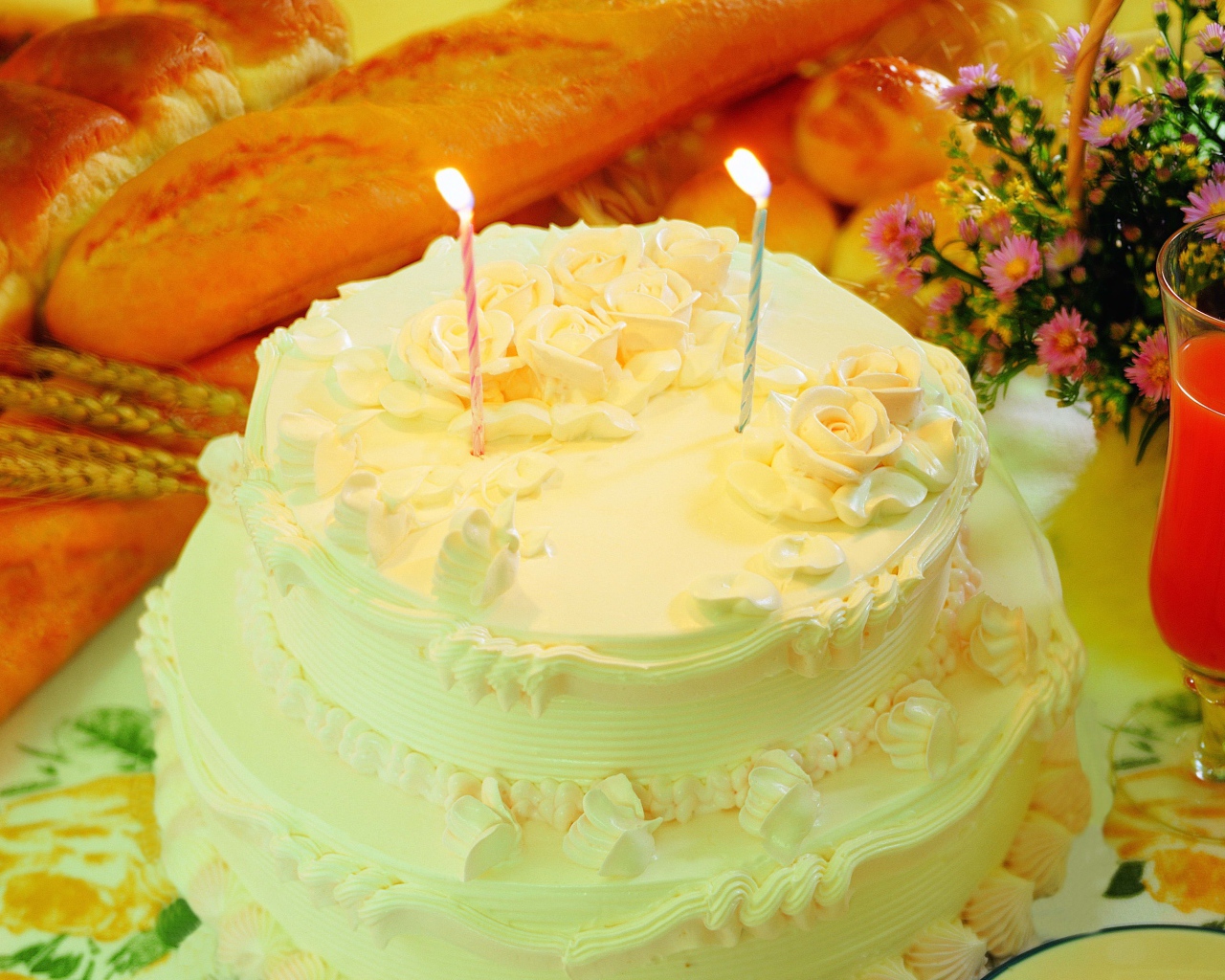 Красивый торт с кремом и двумя свечами 