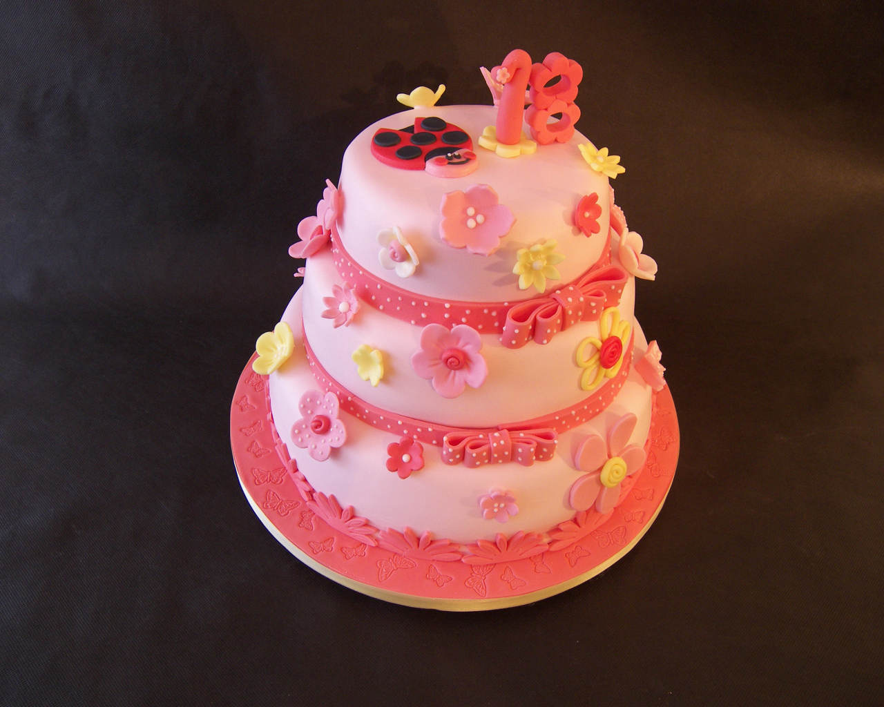 Красивый розовый торт с цветами 