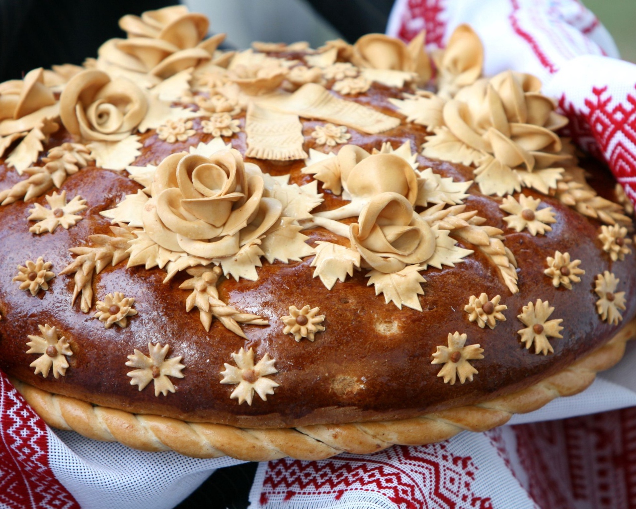 Красивый свадебный каравай на рушнике