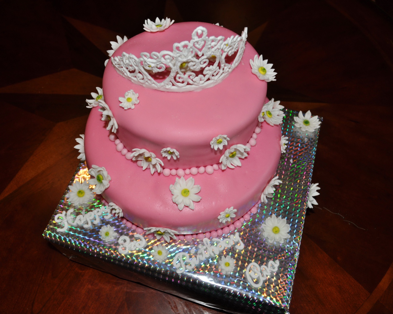 Большой розовый торт с ромашками и короной для маленькой девочки 